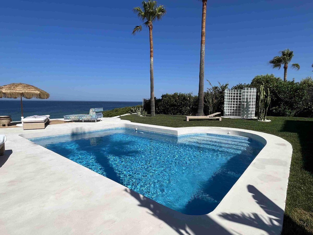 Swimming pool refurbishment in Roche — Side view